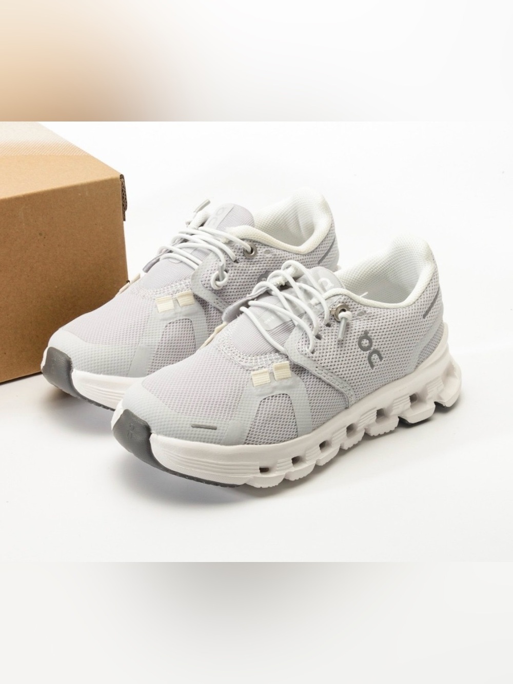 On Running Kids Cloud Sneaker in Light Gray &White (SIZE 12C) - Picture 2 of 6